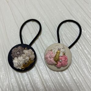 花モチーフ猫シルエット付き ヘアゴム 2個セット