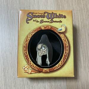 5000 piece limitation! Disney store Snow White Old is g pin badge * unused 