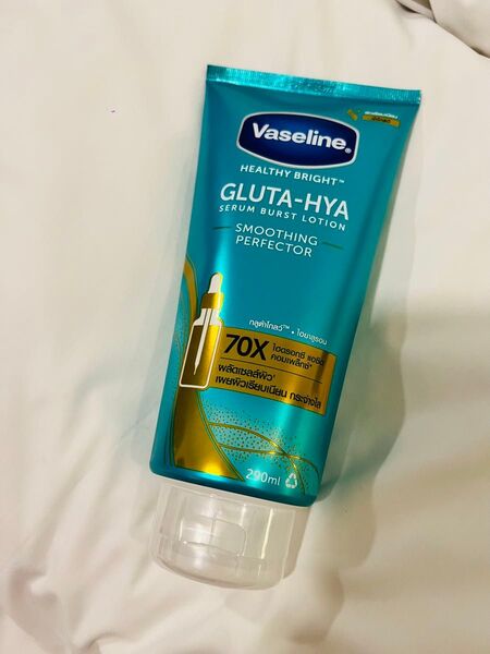 海外限定 ヴァセリン ボディークリームGluta-HYA 290ml