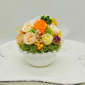 プリザーブドフラワー 淡いオレンジ 白く丸い陶器 7.3.9
