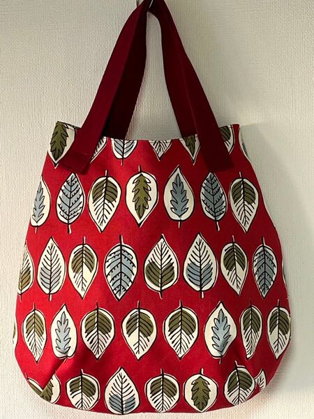 ハンドメイド 赤いリーフ柄のふっくらトートバッグ