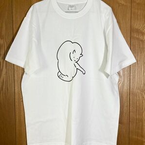 くるっと振り向く猫のイラストプリント オーバーサイズ ホワイト色 Tシャツ