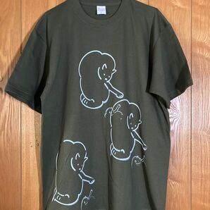 くるっと振り向く猫のイラストプリント オーバーサイズ オリーブ色 Tシャツ
