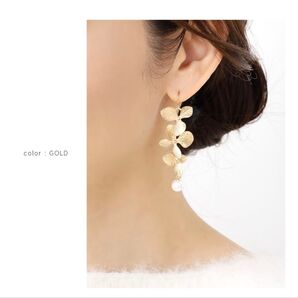 フックピアス 金属アレルギー ニッケルフリー 揺れる フラワー 花 大ぶり ヴィンテージ調 艶消し