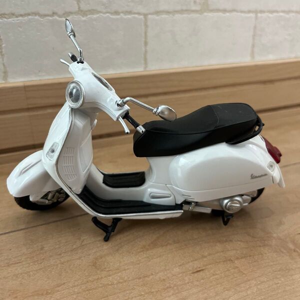 Vespa ミニチュアバイク 模型 ホワイト