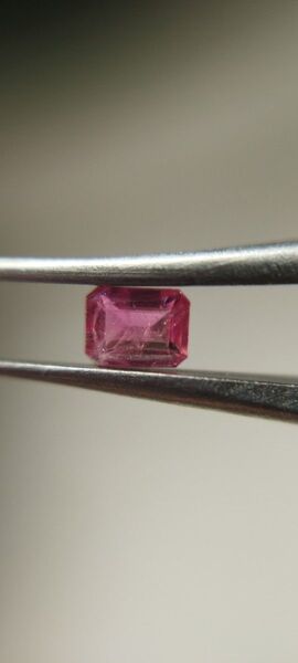 レッドベリル ルース 0.14ct