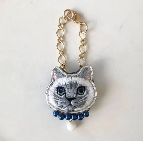 愛猫と一緒にお出かけ気分♪ シャム猫 2wayアクセサリー バレンタインギフト 手刺繍 天然石 手作り 猫の日