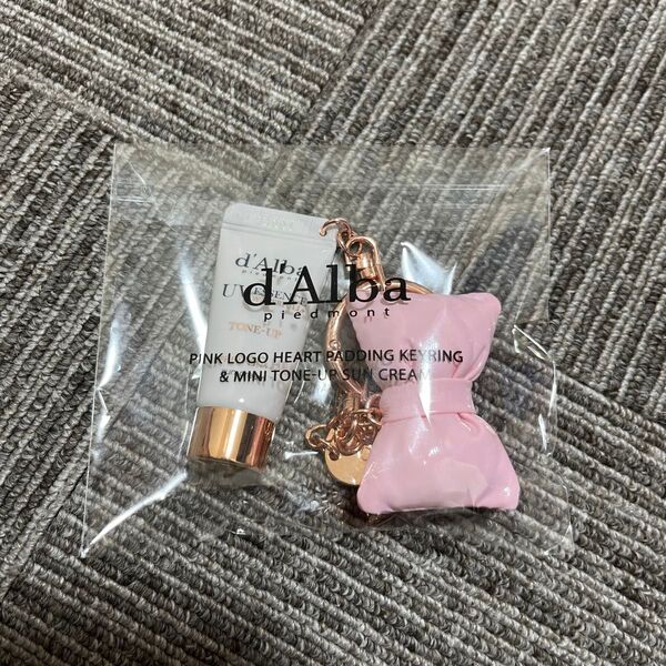 d'Alba ピンクロゴ リボンキーホルダー&ミニトーンアップサンクリーム