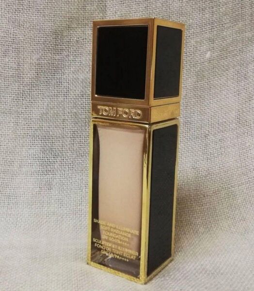 (新品未使用) トム フォード シェィド アンド イルミネイト ソフト ラディアンス ファンデーション SPF50 (2.5)