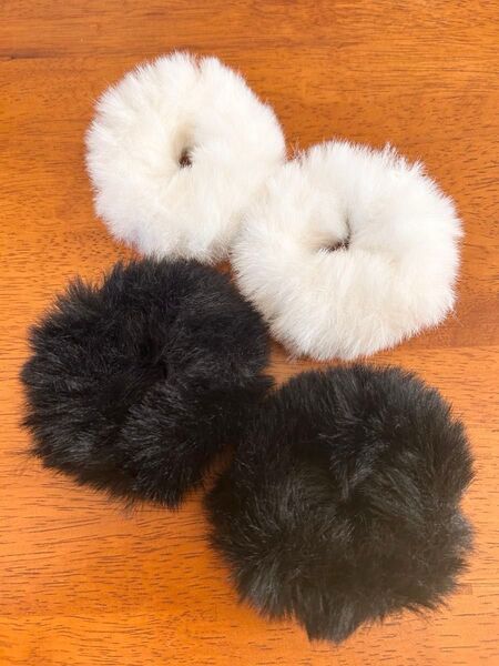 ヘアゴム シュシュ 4個セット ふわふわ 白 黒