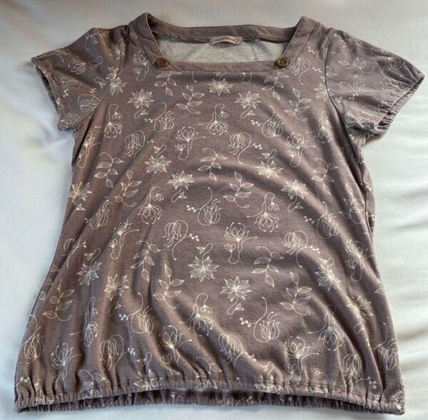 ブラウンの花柄Tシャツ