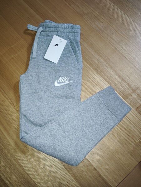 新品!Nike ナイキ スウェットパンツ グレー ズボン キッズ140cm裏起毛