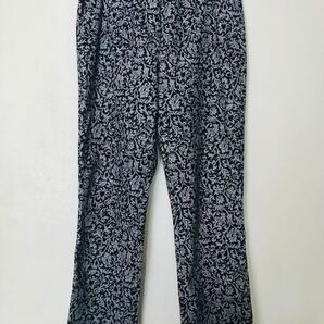 day to day 黒地にグレーの柄パンツ