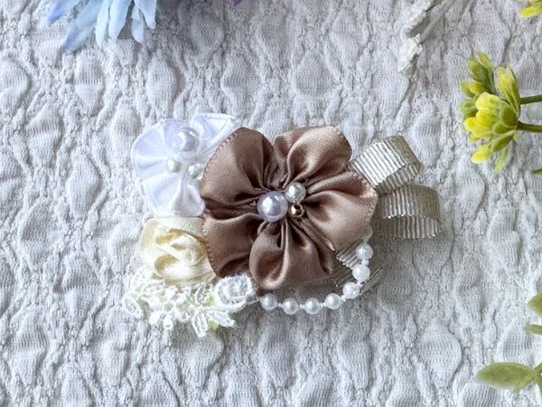 サテンリボンのお花と薔薇の小さめコサージュ【ゴールドベージュ系】 ハンドメイド ブローチ 卒業式卒園式 入学式入園式 パール