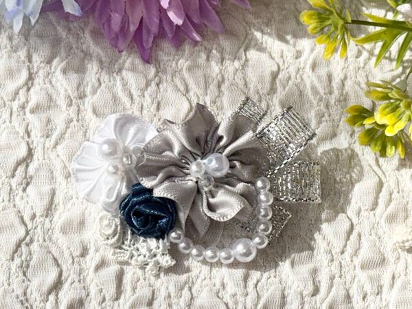 サテンリボンのお花と薔薇の小さめコサージュ【シルバーグレー】 ハンドメイド ブローチ 卒業式卒園式 入学式入園式 パール