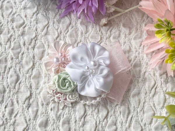 サテンリボンのお花と薔薇の小さめコサージュ【パステルカラー、薄ピンク系】ハンドメイド ブローチ卒業式卒園式 入学式入園式 パール