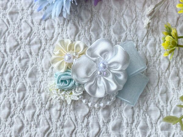 サテンリボンのお花と薔薇の小さめコサージュ【パステルカラー・水色系】 ハンドメイド ブローチ 卒業式卒園式 入学式入園式 パール