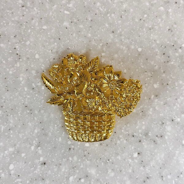 金の花籠のブローチ ヴィンテージ アンティーク風 海外製品