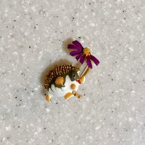 花を持つハリネズミのブローチ アンティーク ヴィンテージ 海外製品