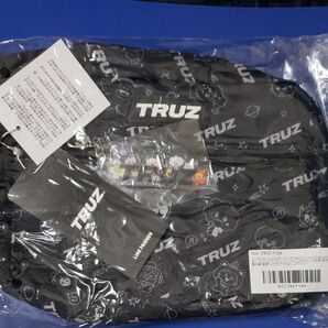 ショルダーバッグ TRUZ トゥルズ キャラクター ロゴ ラバーワッペン アクリルチャーム付き 総柄 スクエア かばん ブラック