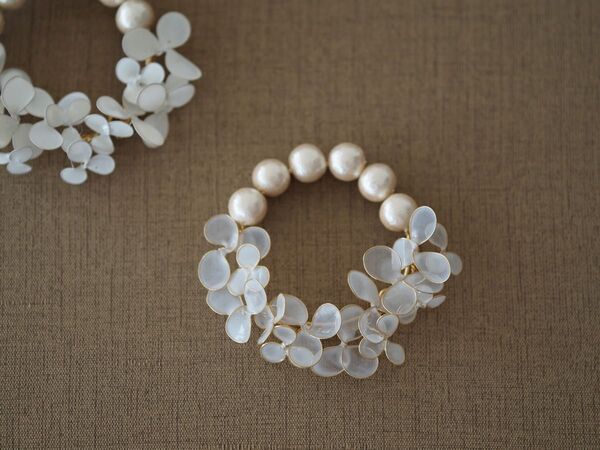 小花とコットンパールのブローチ ハンドメイド