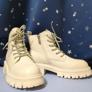 未使用品 クリーム色 厚底ブーティ ジッパー付き 23.5