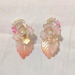 イヤーカフ 花と葉っぱモチーフ ピンク ゴールド ハンドメイド