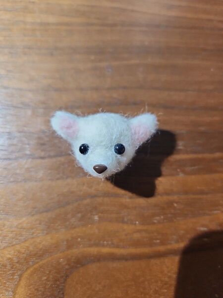 羊毛フェルト 白いいぬ チワワ ブローチ