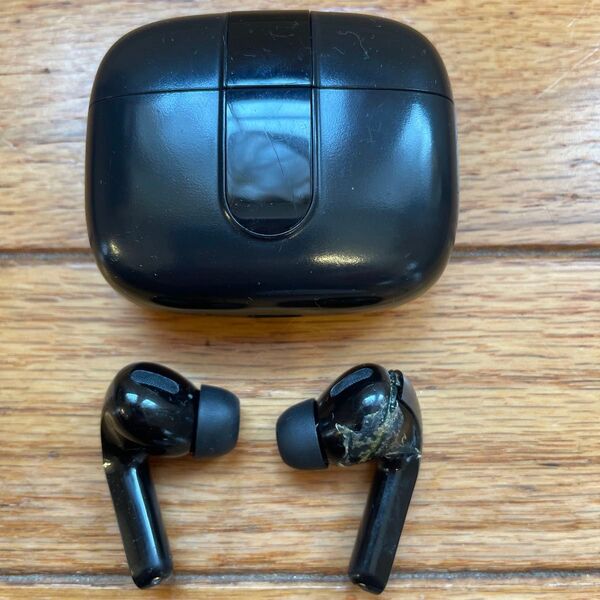 ワイヤレスイヤホンケース Bluetooth 右は割れてますので格安で!