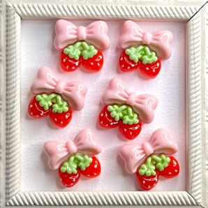 NO.155 小さめデコパーツ リボンいちご 1個20円 10個190円