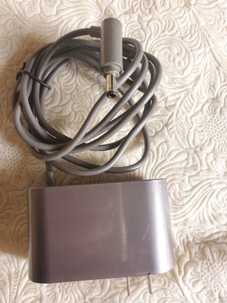 ダイソン V8 充電器