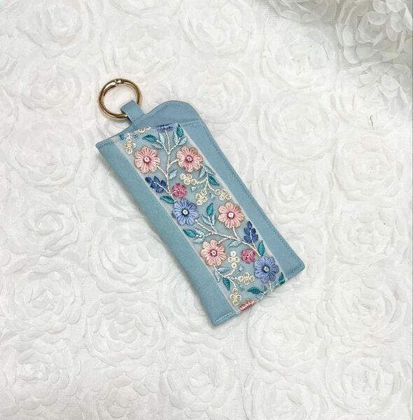 吊り下げられるメガネケース☆インド刺繍リボン×撥水加工生地☆ハンドメイド
