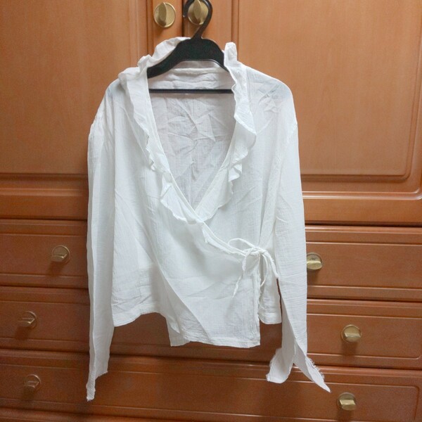 ホワイトのカシュクールシャツ　白シャツ　デザイン