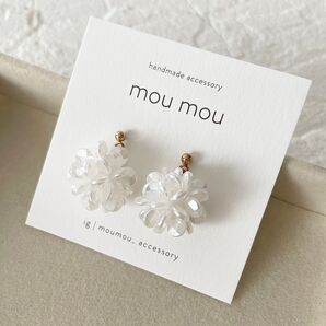 12/1までの出品【 ピアス / イヤリング】white ball flower