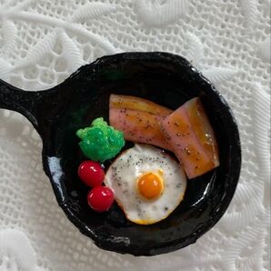 ミニチュア スキレット ベーコンエッグ トマト ブロッコリー