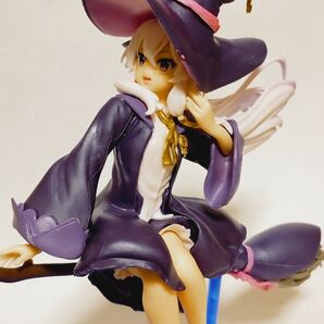 ほうきに乗った魔女っ娘フィギュア 高さ約20cm イレイナ