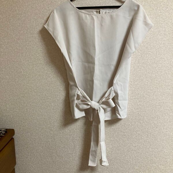 リボン付きトップス