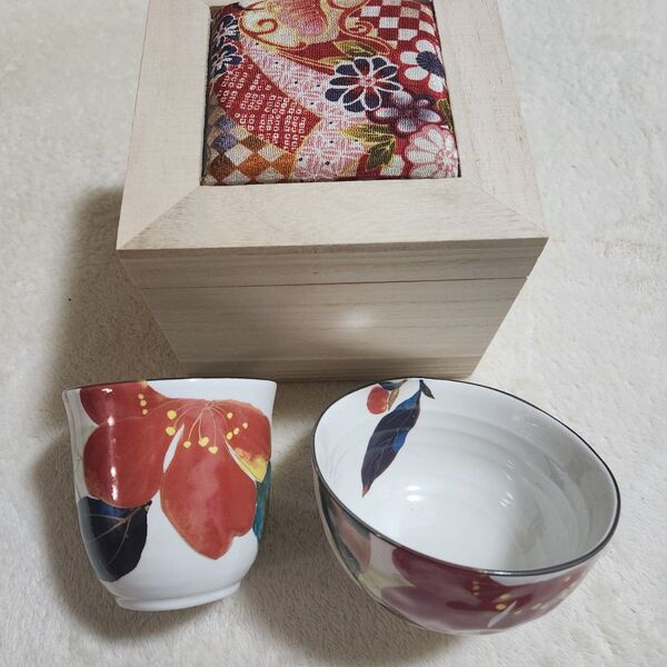 花かいろう山茶花飯碗&湯呑のセット ちりめん木箱付