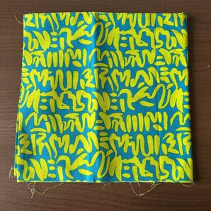 青地に黄色の文字柄生地