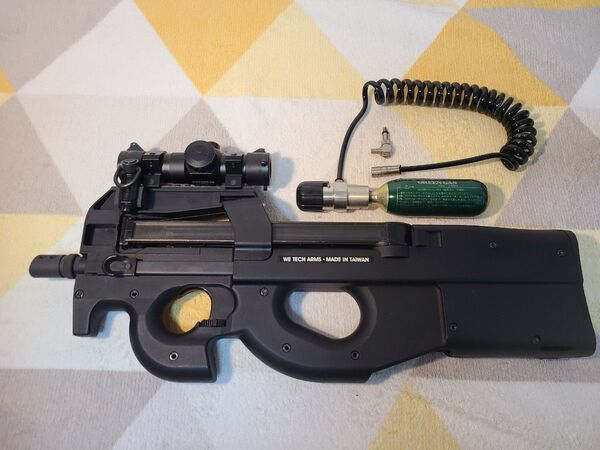 WE-TECH T.A-2015 (P90) GBB (カスタム)外部ソースレギュレーター付き