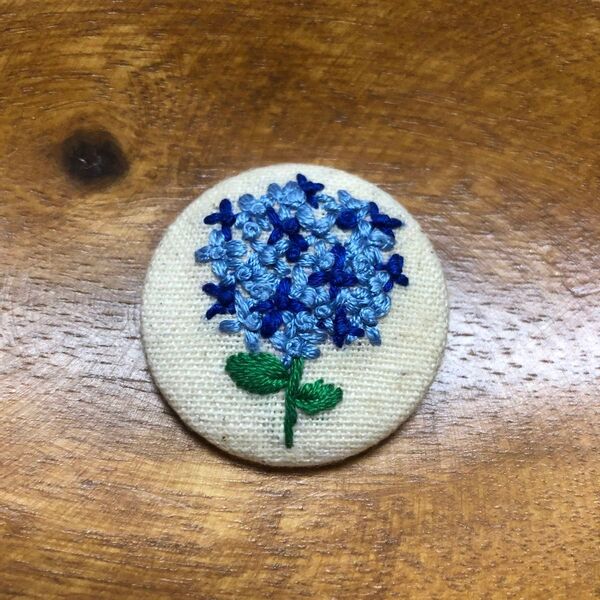 ハンドメイド くるみボタン 刺繍ブローチ あじさい