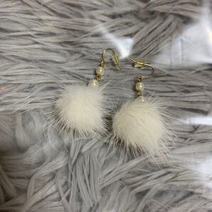 美品!パール ファー ピアス ファーピアス パールピアス ふわふわ 冬 白 ホワイト