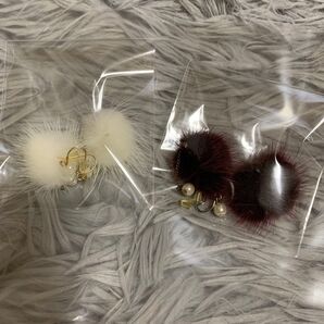 美品!ファーピアス 2個セット ホワイト/ワインレッド 中古