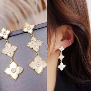 ◆インポートピアス◆限定入荷◆3連シェル風ビジューフラワーピアス/四つ葉ピアス