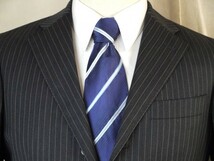 K020○SUIT　COMPANY○シルク混○175㎝8Drop・チャコールストライプビジネス対応シングルスーツ_画像2