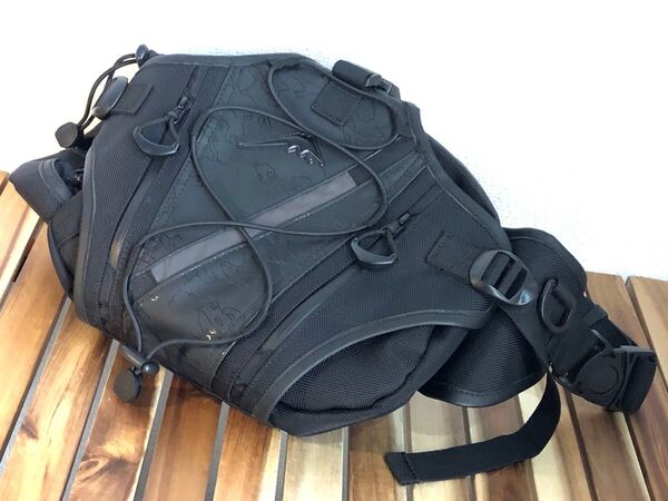 クシタニ ヒップバッグ ブラックアウト ボディバッグ 限定カラー レインカバーつき