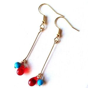 揺れる ターコイズとガラスのしずく ロングピアス 天然石 赤 チェコ ハンドメイド ピアス 天然石 両耳用