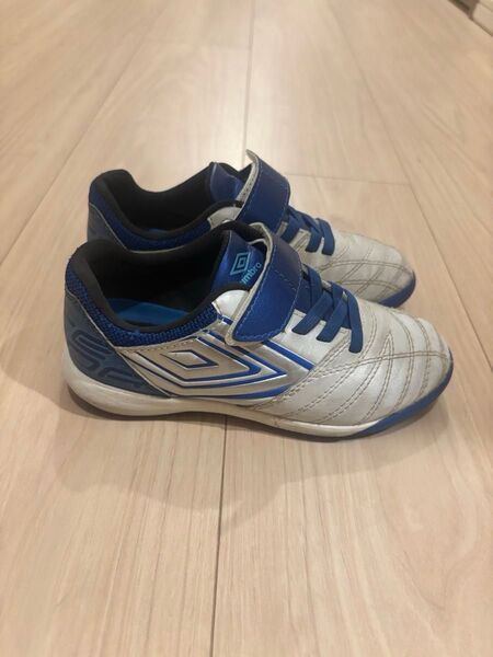 Umbro フットサルシューズ ホワイト/ブルー 17cm
