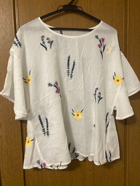 花柄刺繍ブラウス