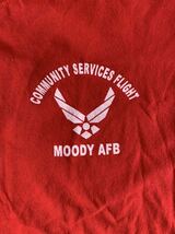 米軍 放出品 Tシャツ 半袖 サイズ L 赤 Red COMMUNITY SERVICES FLIGHT MOODY AFB エンブレム GILDAN USAF 空軍　　T_画像2